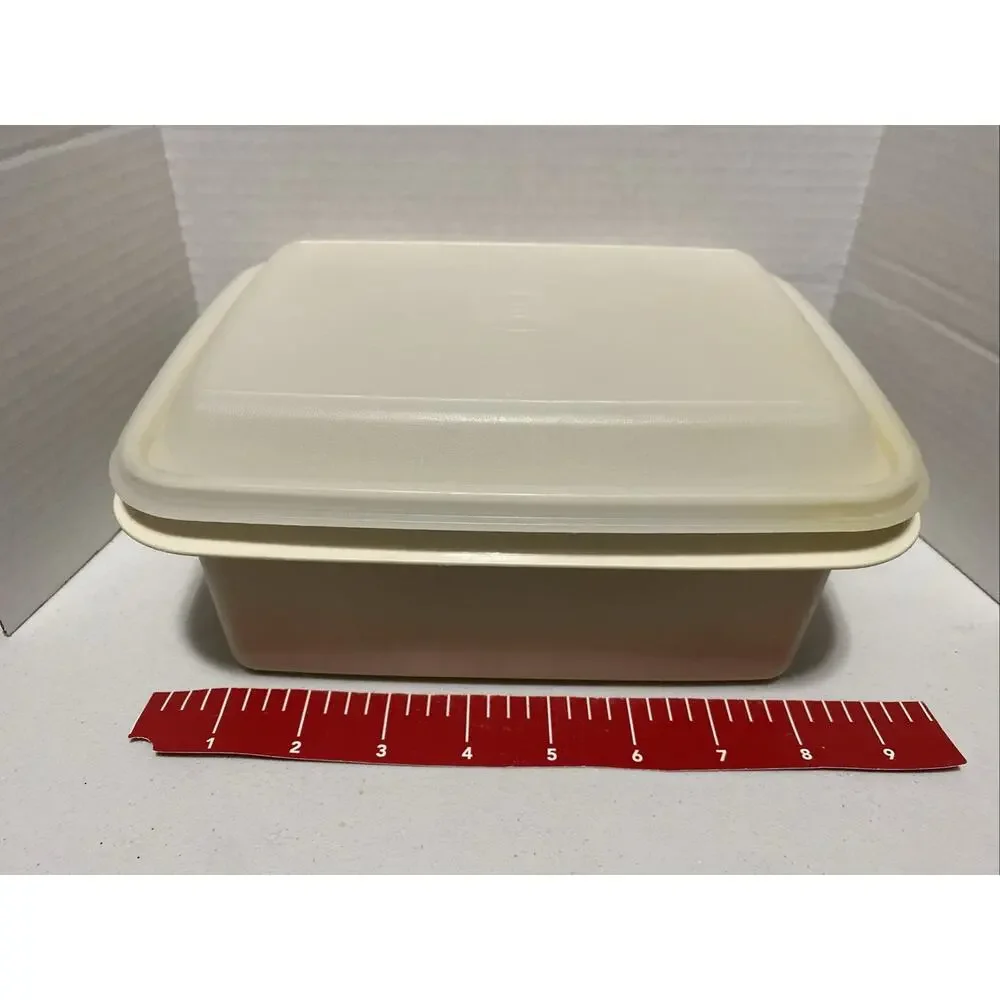 Tupperware storage container, 1 quart, Almond color base, clear top, 1255-16